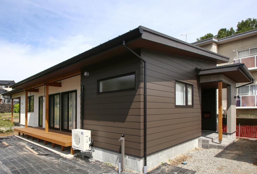 細長い敷地に立つ34坪の平屋