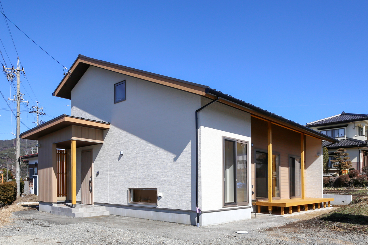 白壁と木目が調和した家